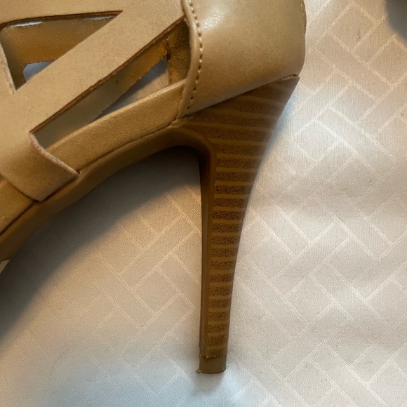 Cute heels with cut out pattern style!! - Picture 3 of 7